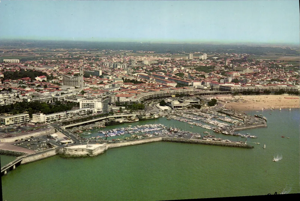 Royan (17) — Vista geral do Novo Porto com o Front de Mer e a Igreja Nossa Senhora — Editor Écécécoler - Frente