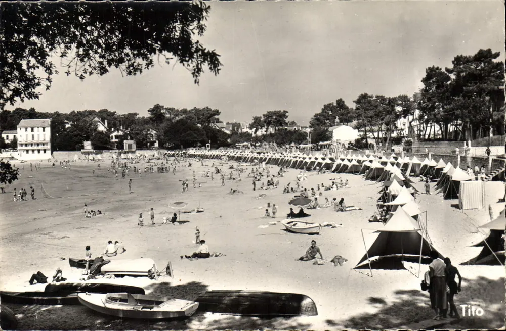 Praia de Saint-Palais-sur-Mer — banho de mar e barracas — Tito - Frente