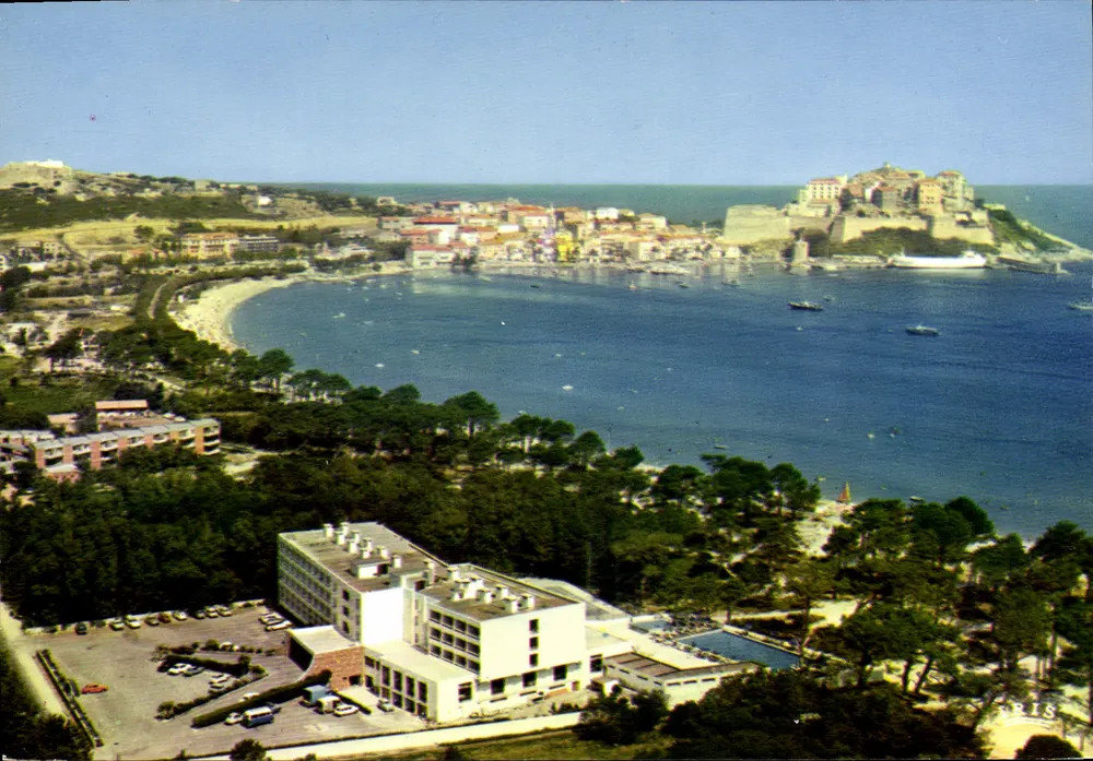 Calvi — Übersicht des Touristenortes, Hotel Palm Beach im Vordergrund — Éditions 'Le Cigogne', Mexichrome - Vorderseite