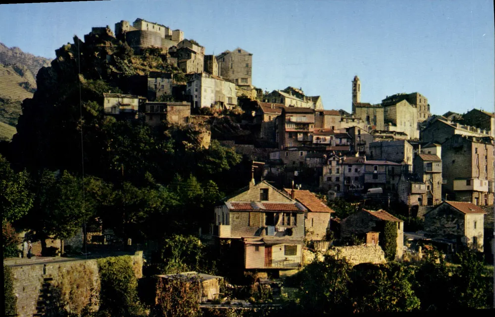 Corte (Korsika) — Teilansicht der Stadt, dominiert von der Citadel — S.A.D. Route du Vittorio, 20178 Ajaccio - Vorderseite
