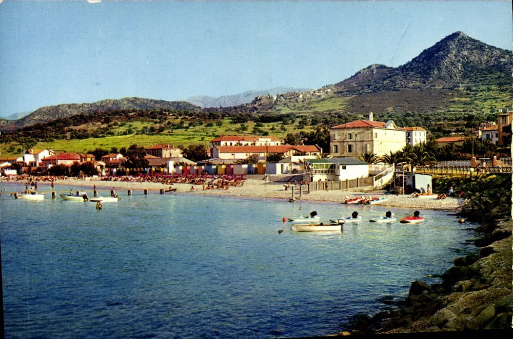 Ile Rousse — praia de areia dourada, fundo Monticello — Edições Mexichrome - Frente