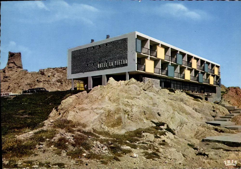 Hotel La Pietra — Córsega — Éditions Hachette - Frente