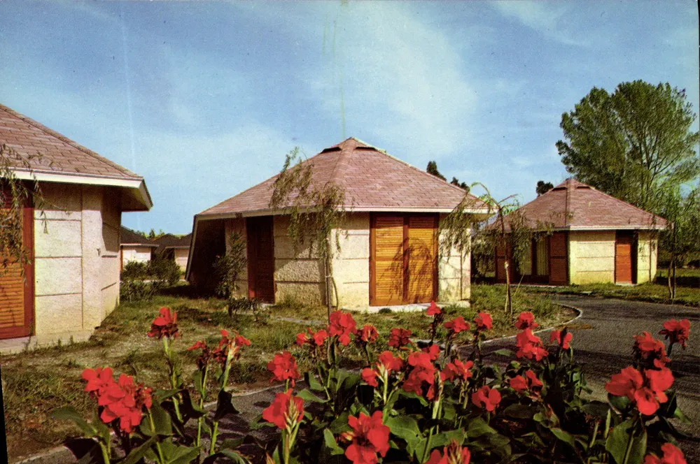 Taglio-Iolaccio (Korsika) — Centre de Vacances, de loisirs et de repos (C.N.R.O.) — Quelques Bungalows - Vorderseite
