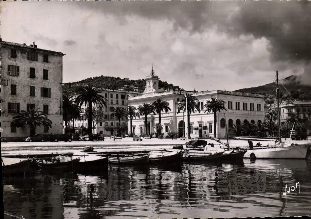Ajaccio (Korsika) — Ein Stück des Hafens und das Rathaus — Éditions d'Art - Vorderseite