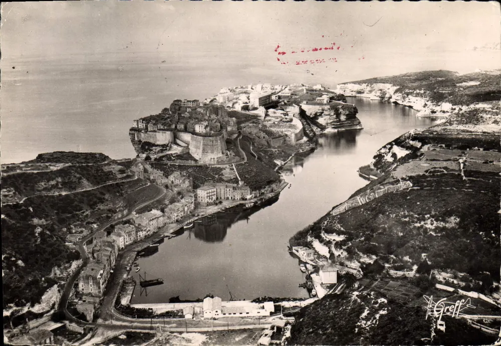 Bonifacio — Luftaufnahme. Die Stadt und der Hafen — Greff - Vorderseite