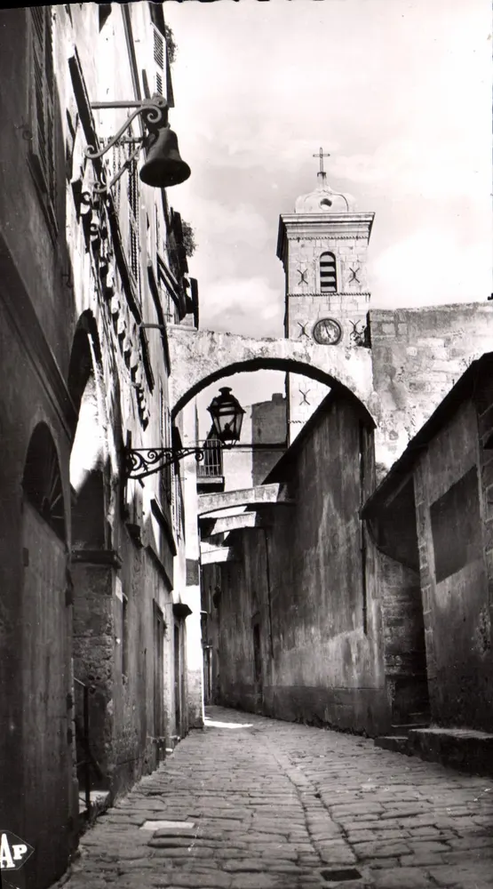 Rue de la fleur - Bonifacio — editor AP - Frente
