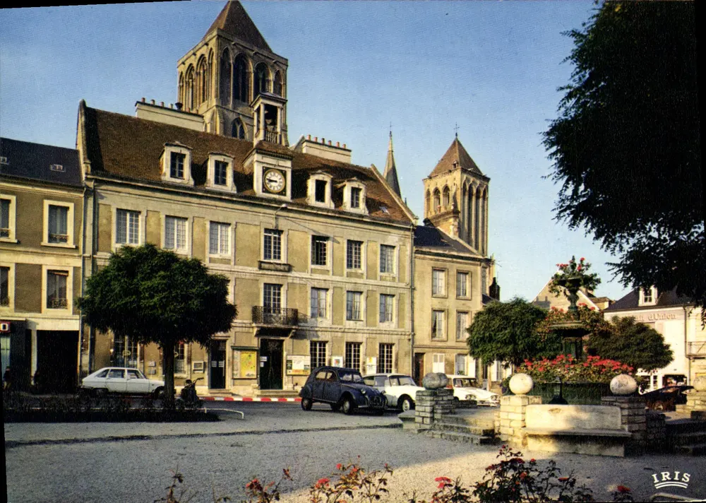 Praça da Prefeitura em Saint-Pierre-sur-Dives — vista com igreja e carros da época — edições IRIS - Frente