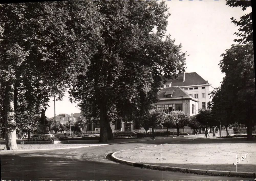 Brive (Corrèze) — Place Winston Churchill, Kriegsdenkmal 1914-1918 — Éditions d'Art Martine - Vorderseite