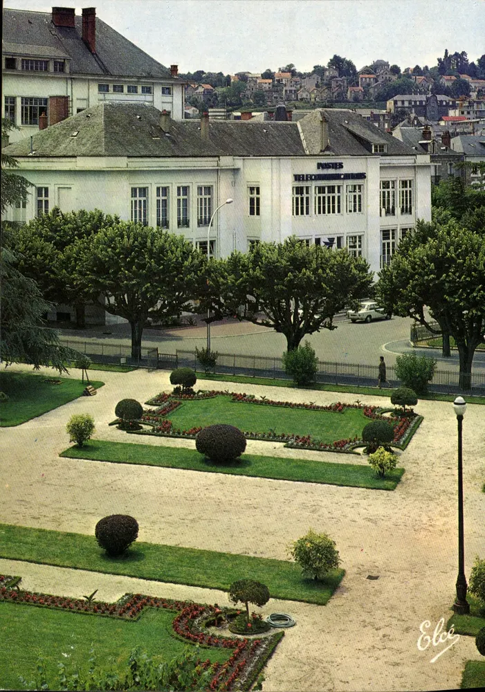 De tuinen van Brive — in de verte de Post — Élécé - Voorkant