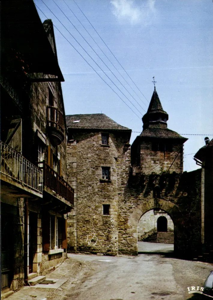 Corrèze (Corrèze) — Alte Tür und die Kirche — IRIS cap théojac - Vorderseite