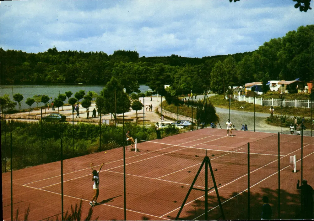 Marcillac La Croisille (Corrèze) — O Tênis — CAP - THONAC Éditions Réunies - Frente