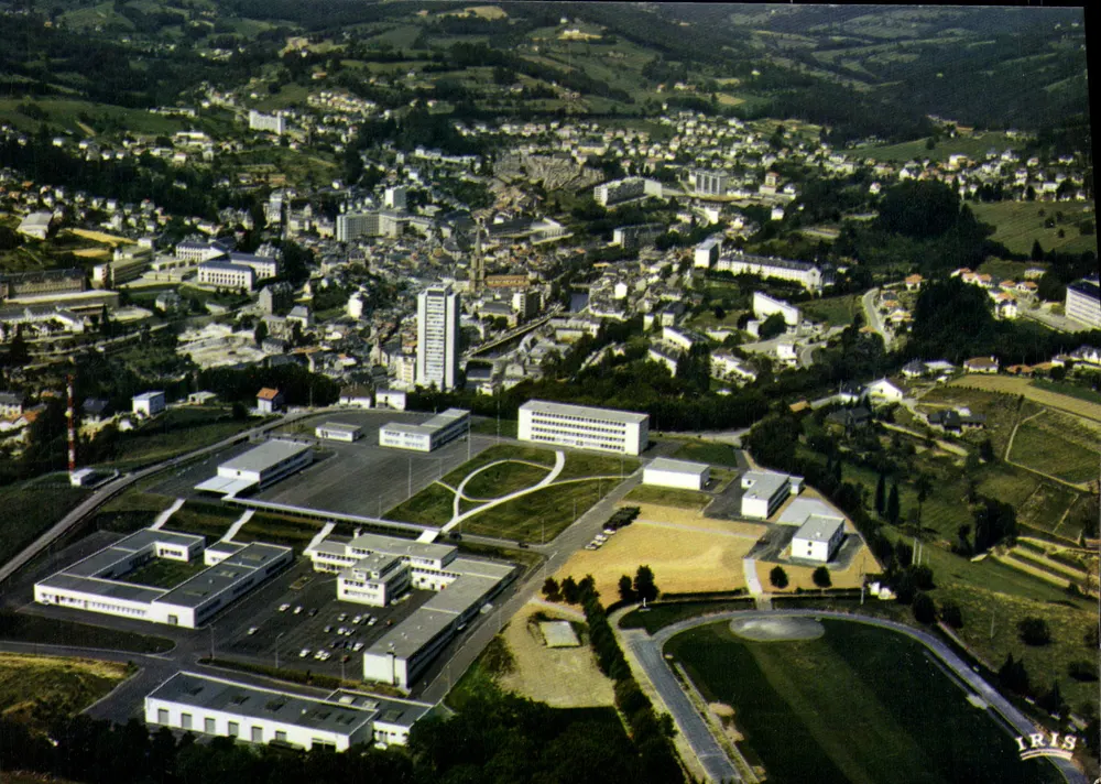 Tulle (Corrèze) — Vista generale aerea, in primo piano lo stadio — IRIS - Recto
