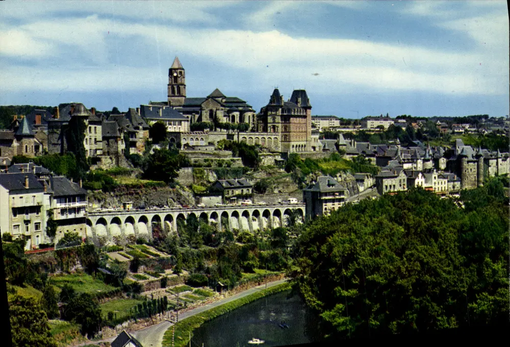 Uzerche (Corrèze) — Perla do Limousin — Vista geral — S.A.D. Place de l'Hôtel de Ville, 03210 Vichy - Frente