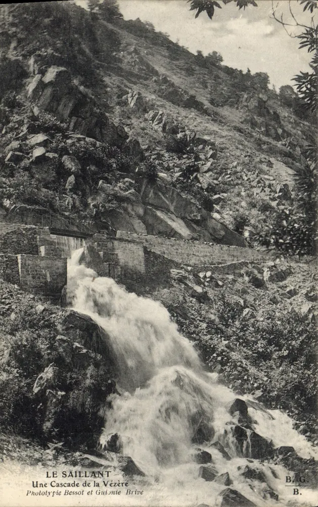 LE SAILLANT — Uma Cachoeira da Vézère — Fototipia Bessot e Guimie Brive - Frente