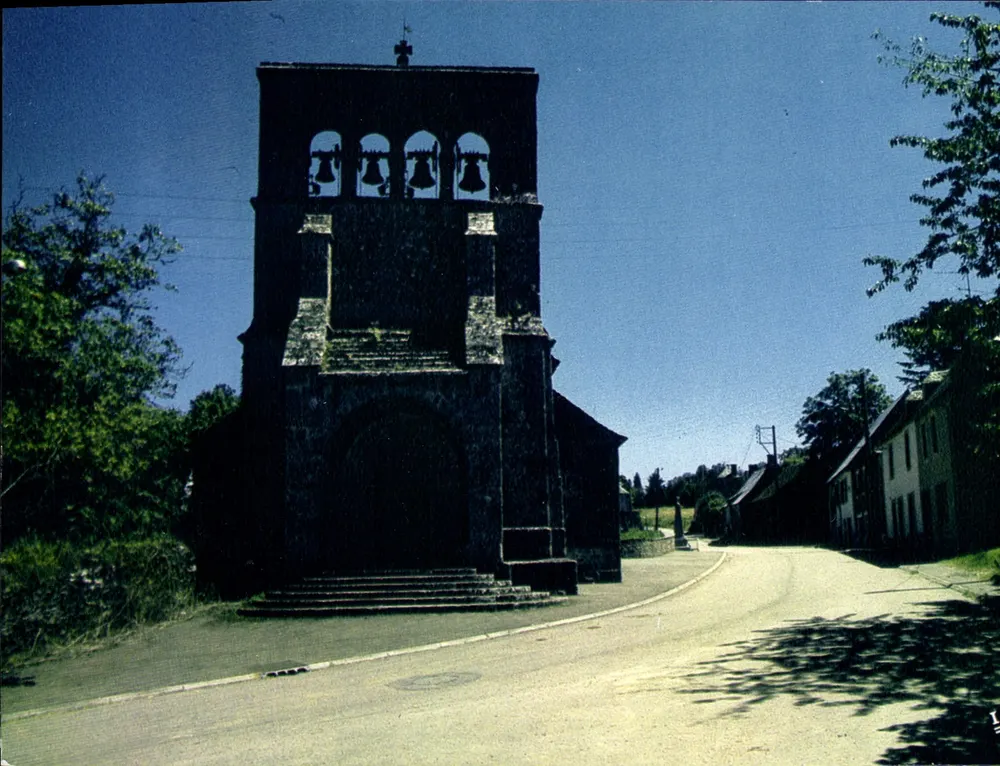 Saint-Merd-de-Lapleau (Corrèze) — Die Kirche und ihr Portal des 12. Jahrhunderts — IRIS MEXICHROME Nr. 190799 - Vorderseite