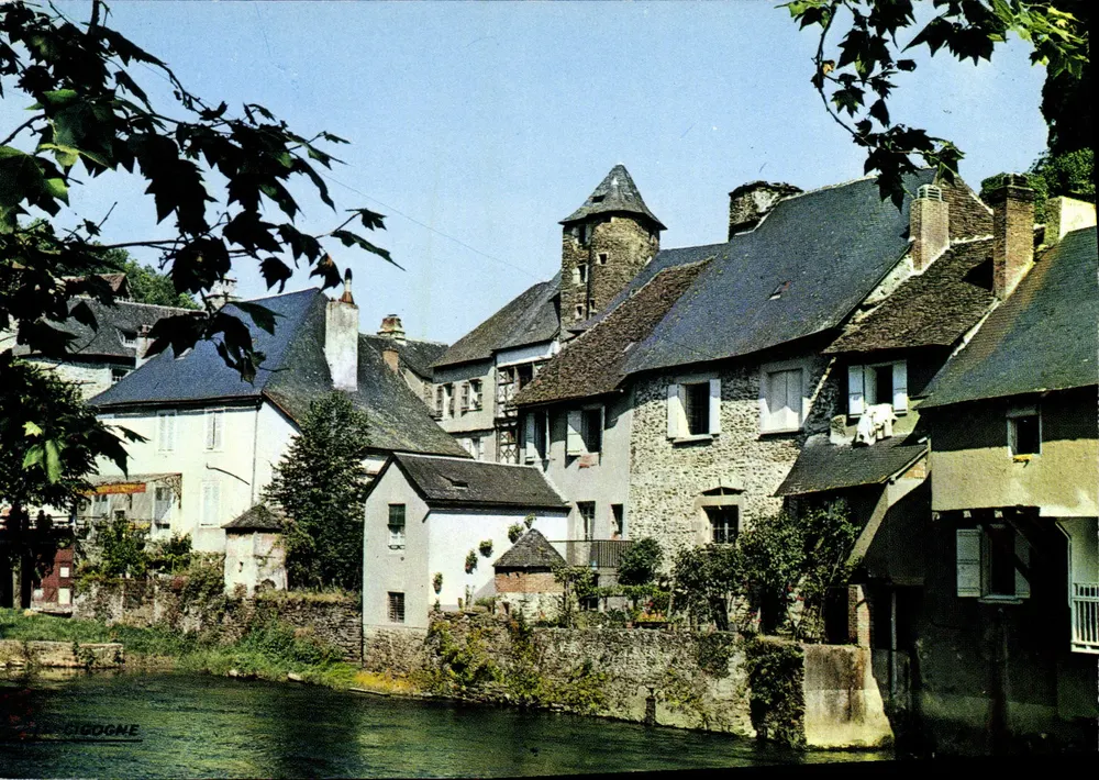 Segur-le-Château — Ansicht alter Häuser am Ufer der Auvézère — Éditions La Cigogne - Vorderseite