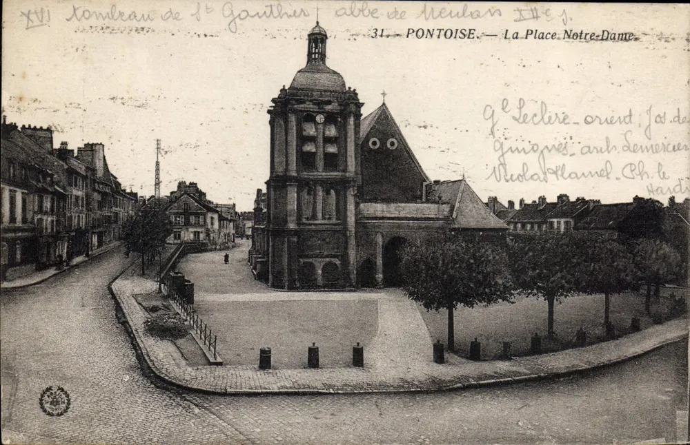 Pontoise — La Place Notre-Dame — Tombeau de St Ganthier, abbé de Neuil - Frente