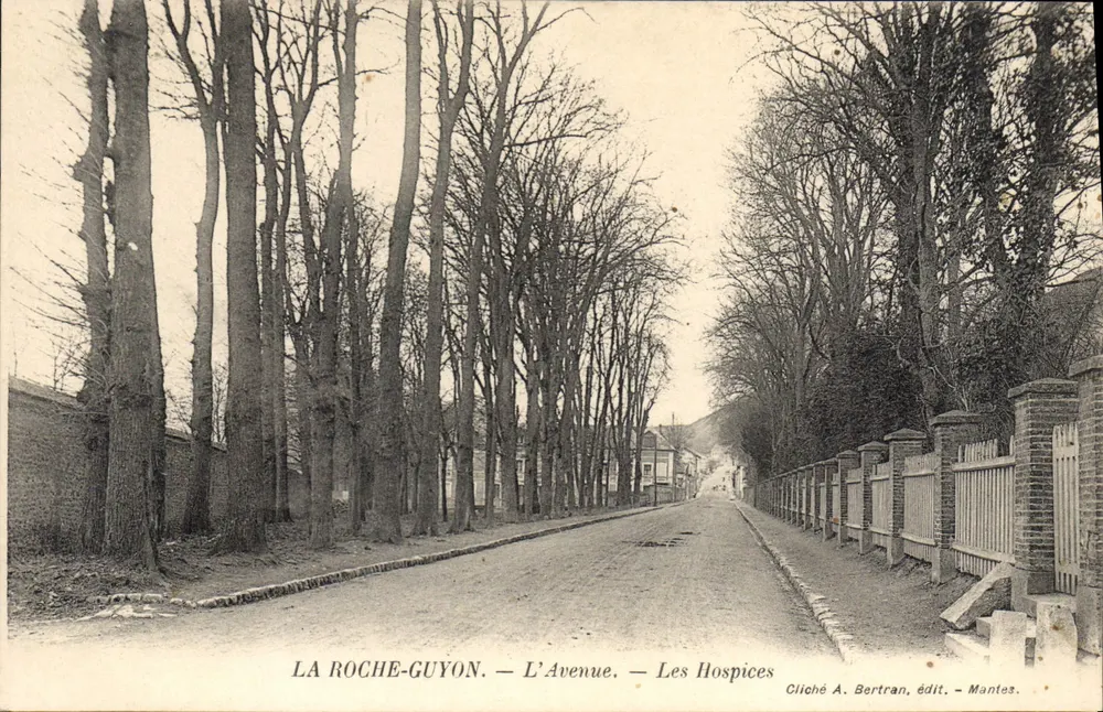 LA ROCHE-GUYON — A Avenida — Os Hospices — Cliché A. Bertran, edit. - Mantes - Frente