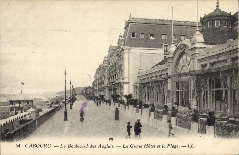 Cabourg — Der Boulevard der Engländer — Das Grand Hotel und der Strand — LL. - Vorderseite