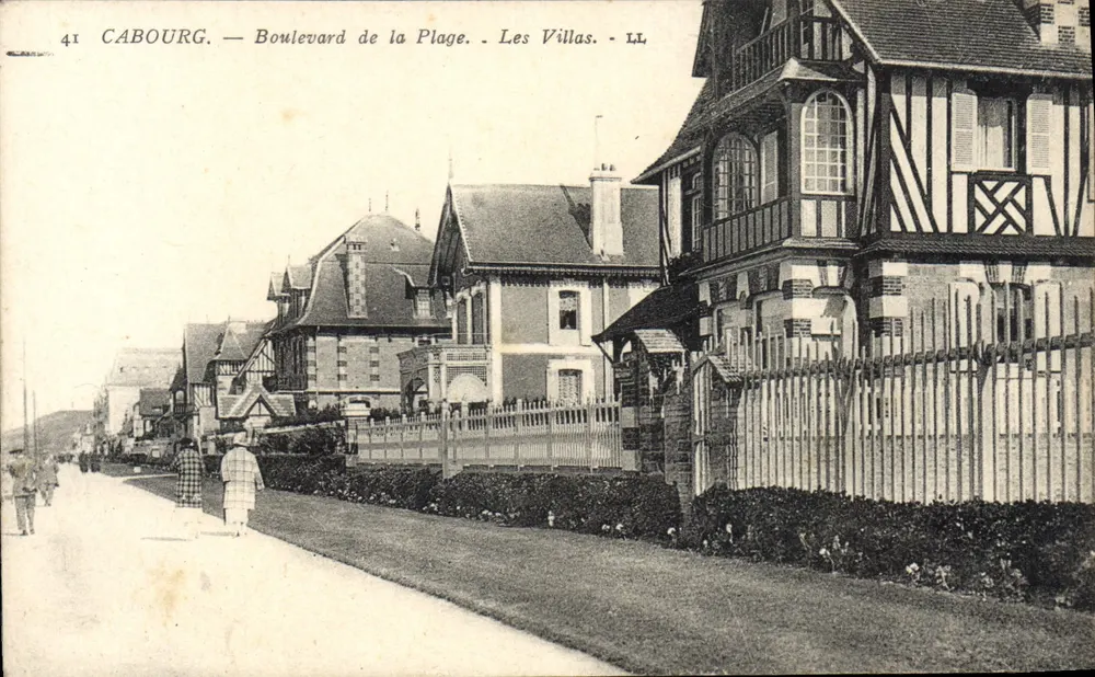 Cabourg — Boulevard de la Plage. As Villas. — LL - Frente