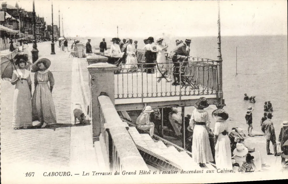 Cabourg — Die Terrassen des Grand Hotels und die Treppe, die zu den Kabinen führt — n°167 - Vorderseite