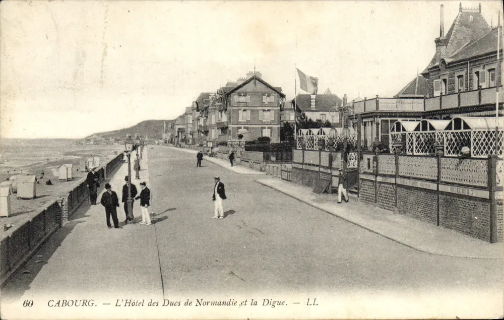Cabourg — Das Hotel der Herzöge von Normandie und die Digue — LL - Vorderseite