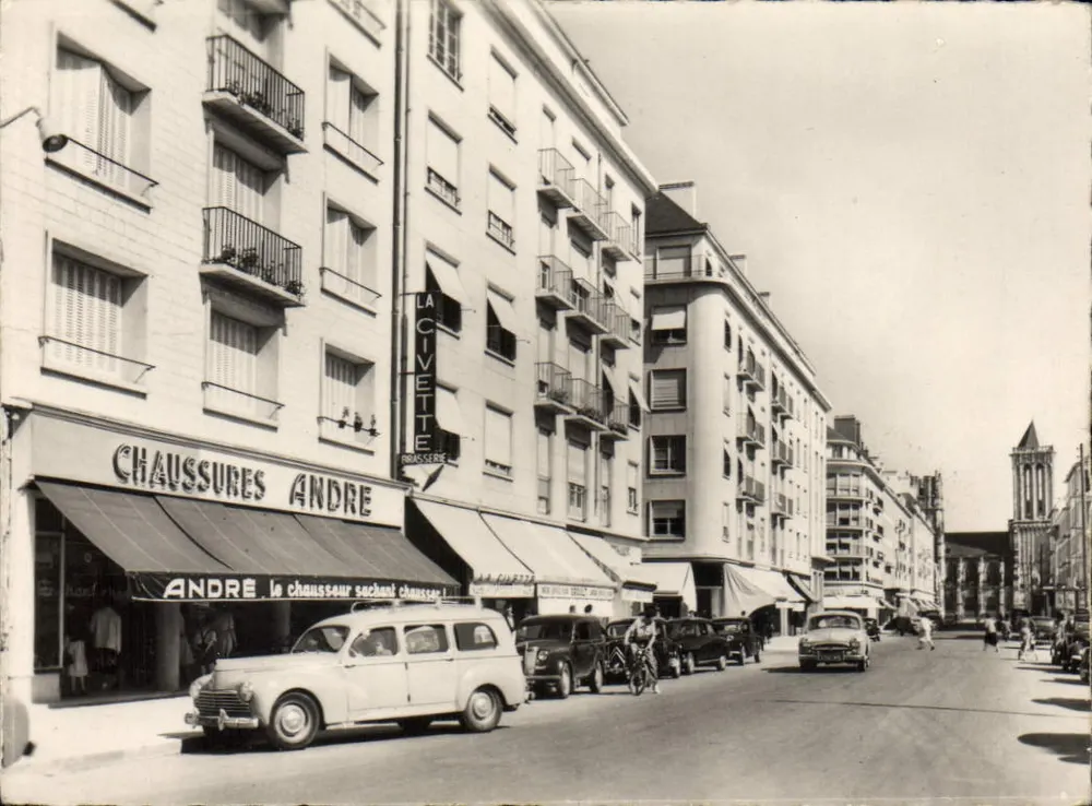 Caen — Rue Saint-Jean — La Civette Brasserie e Chaussures André - Frente