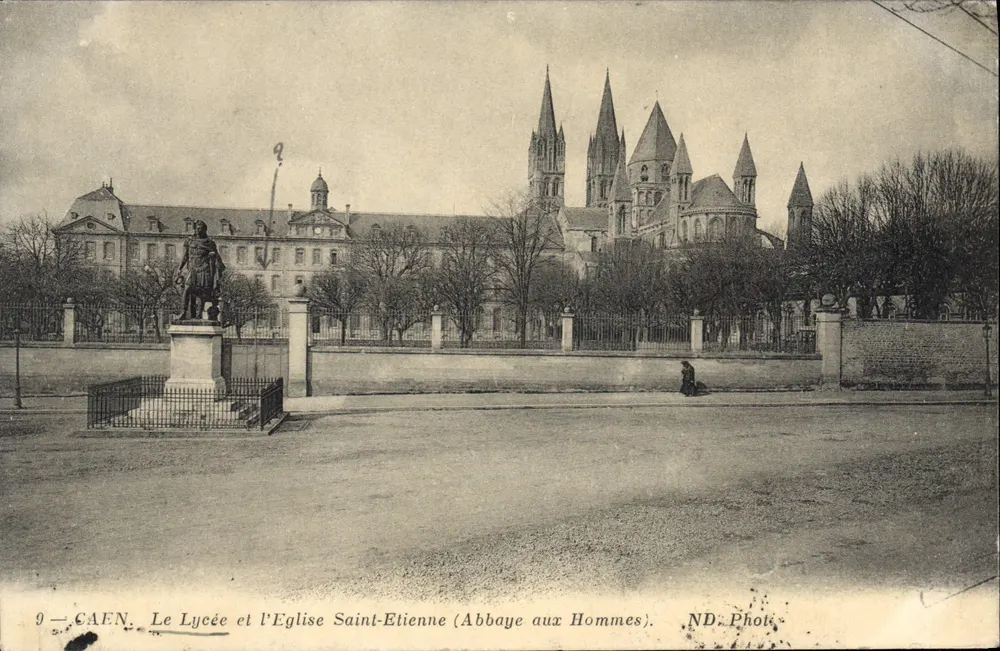 Caen — A vista do Liceu e da Igreja São Etienne (Abadia dos Homens) — ND. Fot. - Frente