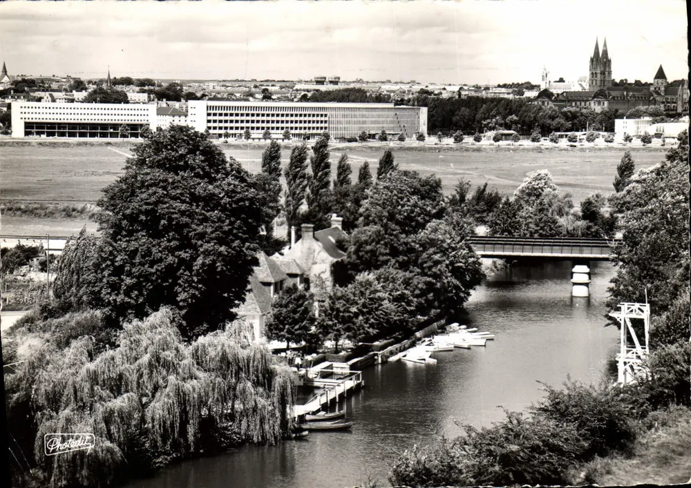 Caen — Panoramablick über die Ufer der Orne, die Prairie, das Neue Gymnasium, Malherbe und die Abtei Sainte-Geneviève — Photodit - Vorderseite