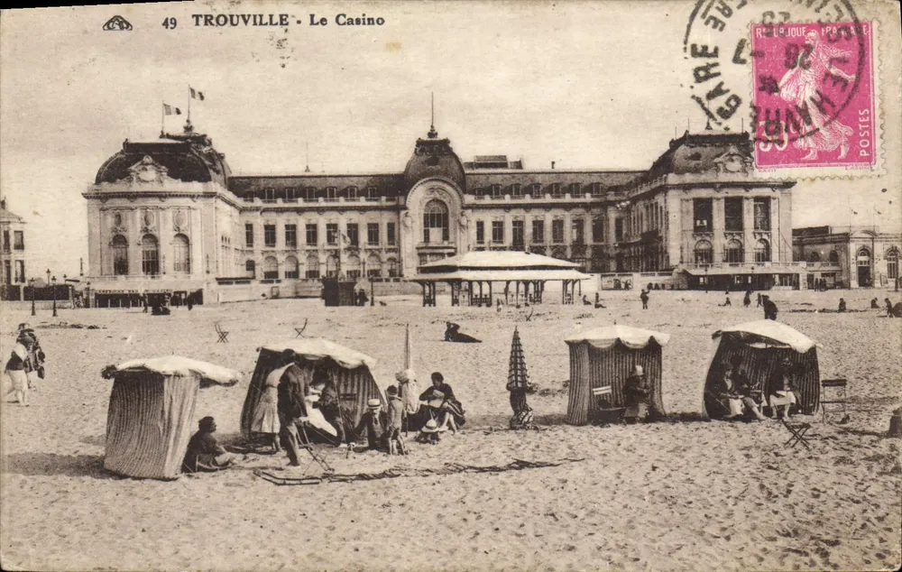 Trouville - Das Casino — Ansicht der Strandpromenade mit Kabinen und Hauptgebäude — Verlag O. Alcaïgienne des Arts Photographiques, Straßburg, n°49 - Vorderseite