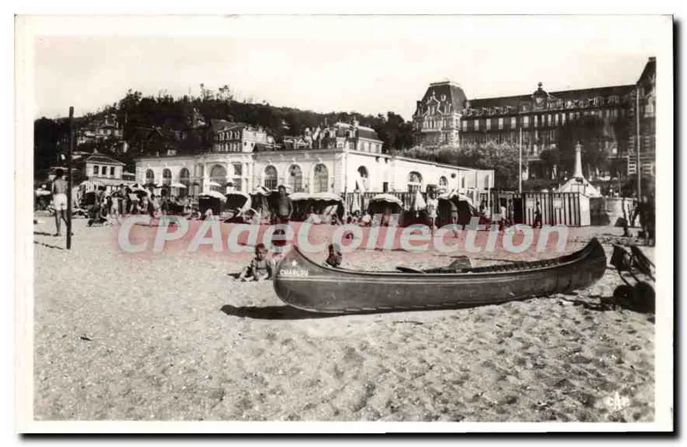 Strand von Houlgate — Ansicht mit Kanu und Strandgebäude — CPAdeCollection - Vorderseite