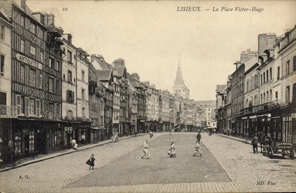 Lisieux — A Praça Victor-Hugo — A.G. Fot. n°22 - Frente