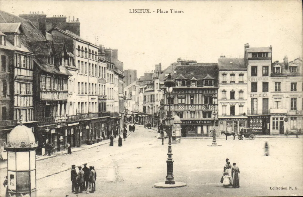 LISIEUX - Place Thiers — vista da praça com edifícios e comércios — Coleção N.G. - Frente