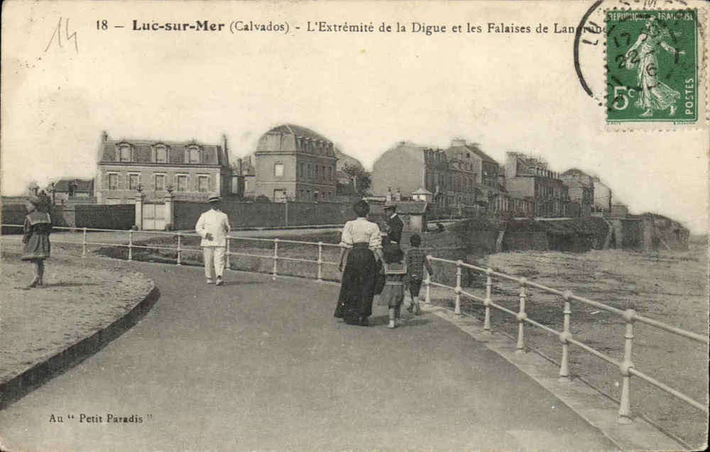 Luc-sur-Mer (Calvados) — Das Ende der Deiche und die Klippen von Langrune — Bei « Petit Paradis » - Vorderseite