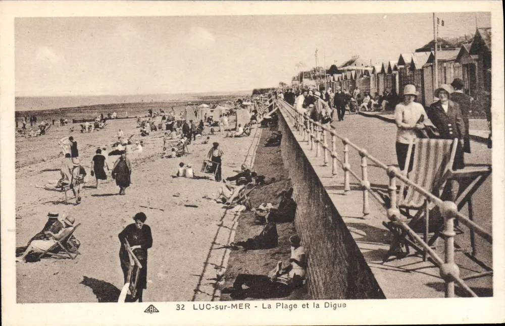 Luc-sur-Mer - A Praia e a Digue — CPAdeCollection - Frente