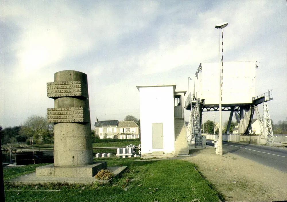 Ouistreham — Pegasusbrug, de geallieerde troepen bevrijden de oevers van de Orne op 6 juni 1944 — (L.T.) Edities Cap Theojac - Voorkant