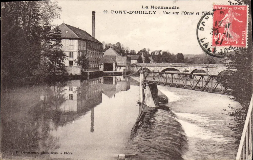 Pont-d'Ouilly — Vista sobre la Orne y la Fábrica — P. Lévassœur, fotógrafo-editor - Flers - Anverso