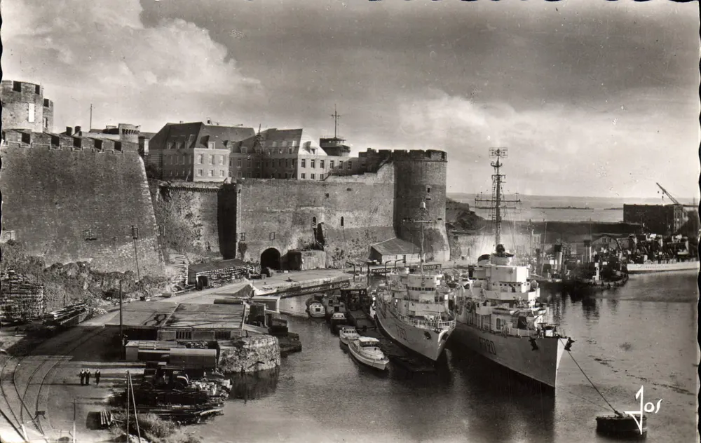 Brest (Finistère) — Ansicht des alten Schlosses und seiner 15. Jahrhundert-Mauern, die die Penfeld überragen — Éditions d'Art Doré - Vorderseite