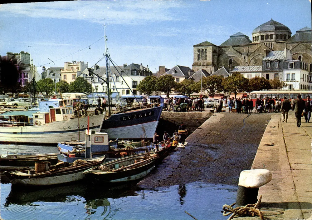 Concarneau (Finistère) — porto e igreja — editor CLOHARS-CAROT - Frente