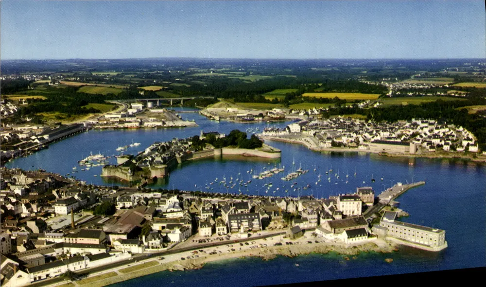 Concarneau (29-S.) — Vista geral, a Cidade Fechada, o Porto de Pesca, de Lazer e o Ponte do Moros — Lumicap - Frente