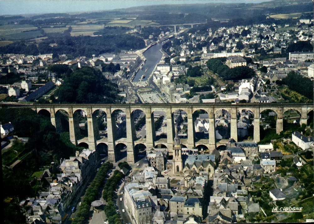 Moralx (Finistère) — luftige Ansicht des Viadukts und Dorfes — La Cigogne - Vorderseite