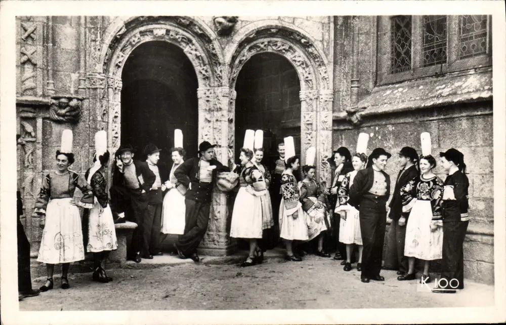 Grupo de dançarinos em traje tradicional — Pays Bigouden — editor K100 - Frente