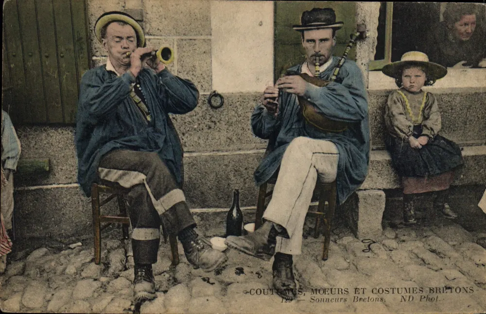 Coutures, Moeurs et Costumes Bretons — Sonneurs Bretons — ND Phot. — N°129 - Recto