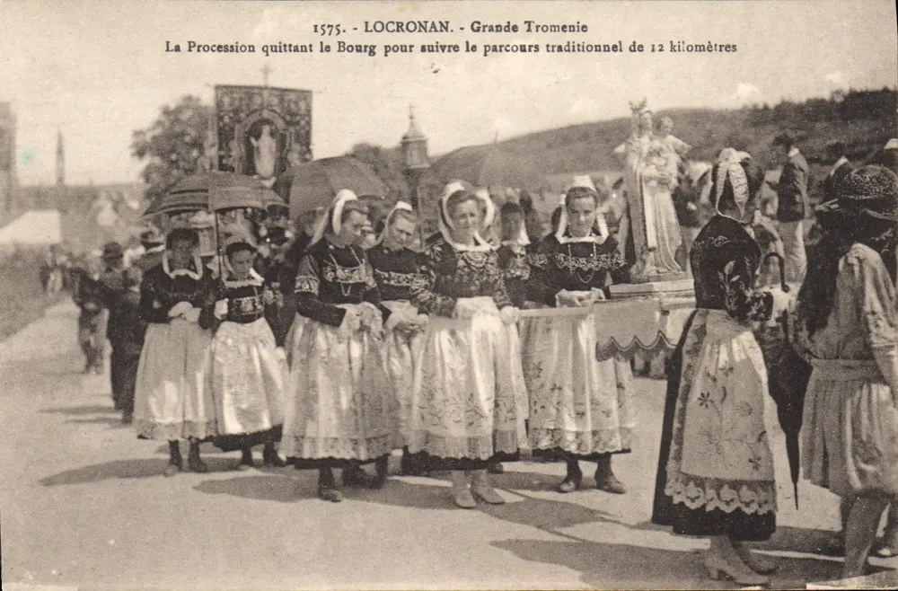 Locronan - Grande Tromenie — Prozession verlässt das Dorf, um den traditionellen 12-Kilometer-Parcours zu folgen - Vorderseite