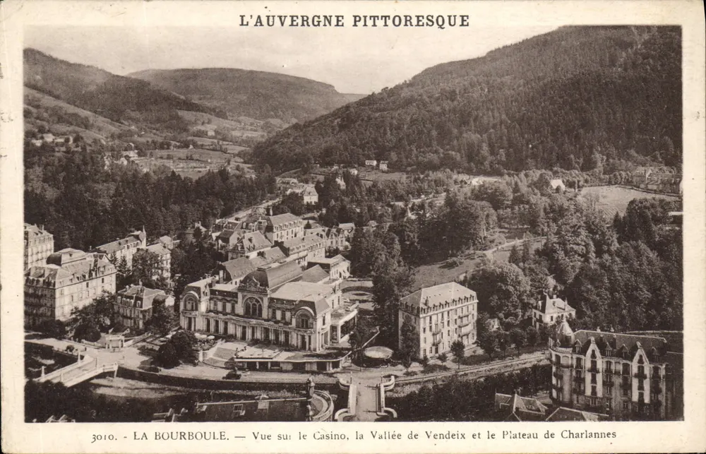La Bourboule — Blick auf das Casino, die Tal der Vendeix und das Plateau von Charlannes — L'Auvergne Pittoresque, n° 3010 - Vorderseite
