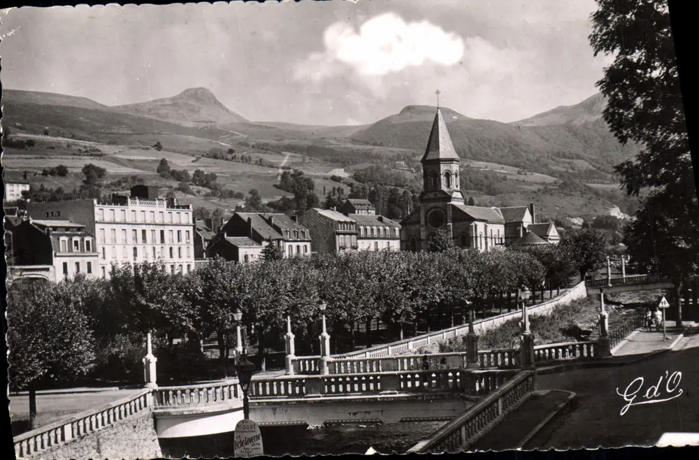 La Bourboule — Panoramablick mit Kirche und Bergen — G.d'O - Vorderseite