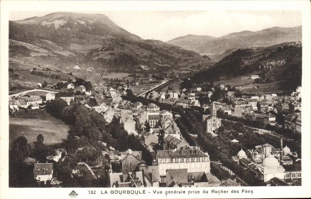 La Bourboule — Allgemeiner Blick vom Rocher des Fées — Verlag A. Strachbourg, n° 132 - Vorderseite