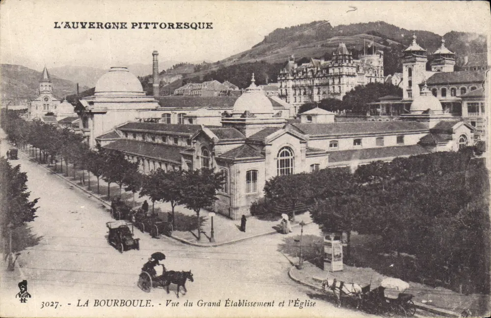 La Bourboule — Ansicht des Großen Gebäudes und der Kirche — L'Auvergne Pittoresque, Nr. 3027 - Vorderseite