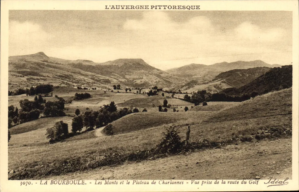 La Bourboule — Die Monts und der Plateau de Charlanne — Ansicht vom Golfweg — Verlag Idéal, Nr. 3070 - Vorderseite