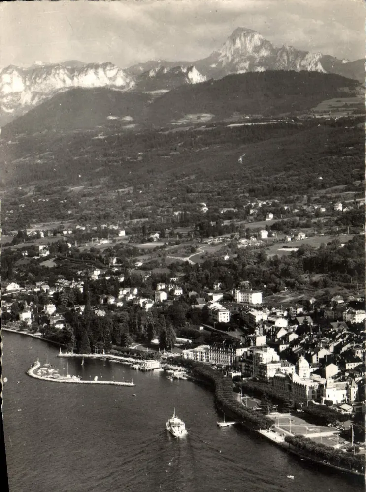 Evian-les-Bains — Luftbild ; der Hafen, die Stadt und die Dent d'Oche (2.225 m.) — Les Éditions J. Cellard - Vorderseite